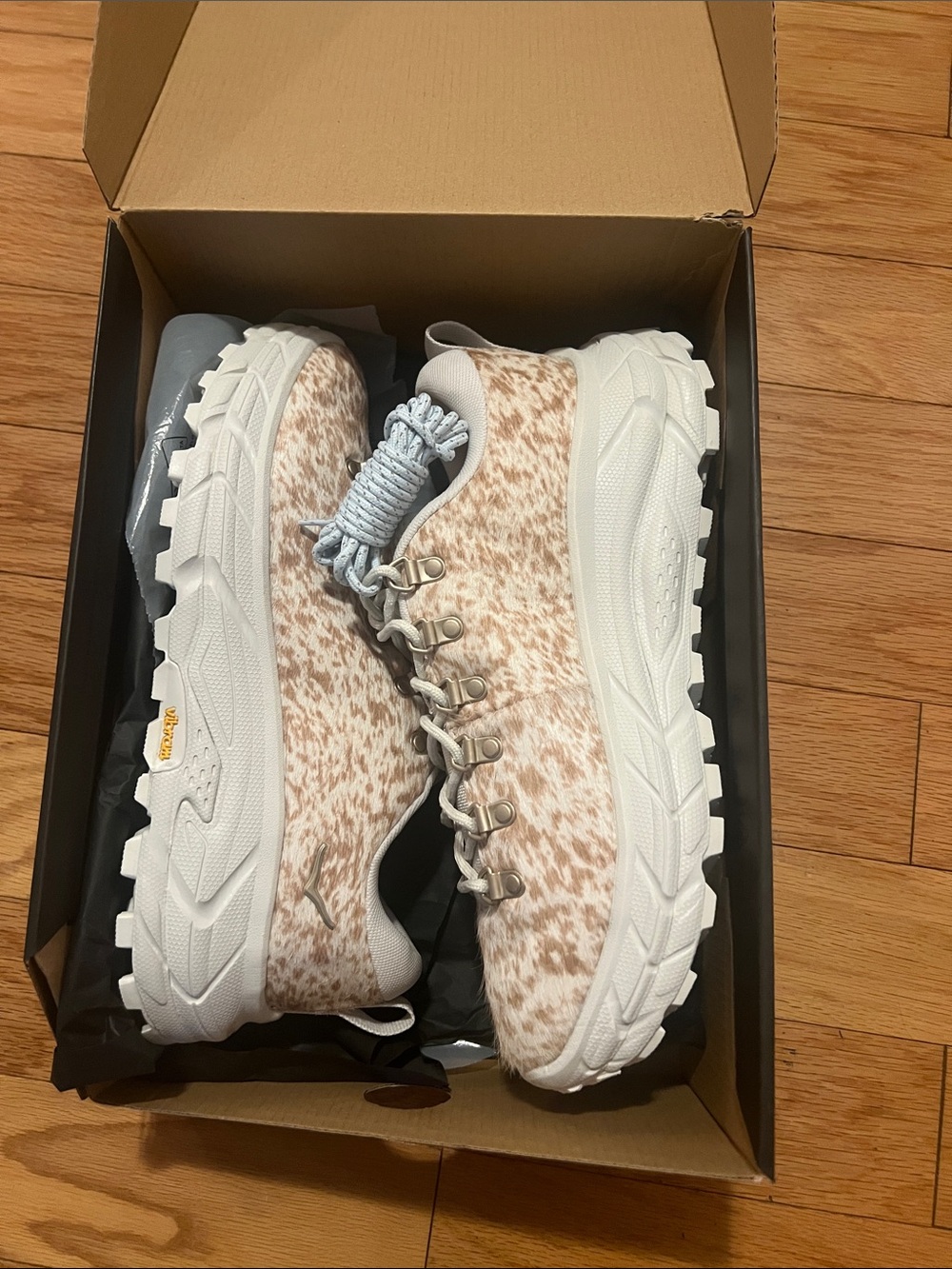 Hoka One One U Tor Summit + in Beige/Cream